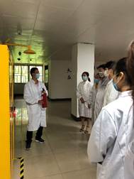 说明: D:\材料工程学院危化品相关\2020年学院消防演练\消防演练-发保卫处\材料工程学院消防演练&危险化学品事故应急预案\灭火器的使用演练-3.jpg